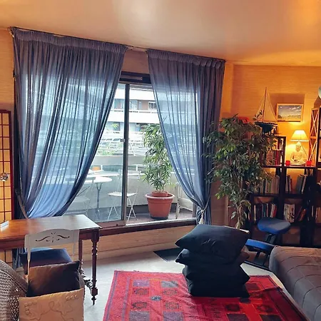 Comfortable 30 M Studio With Balcony Parigi
